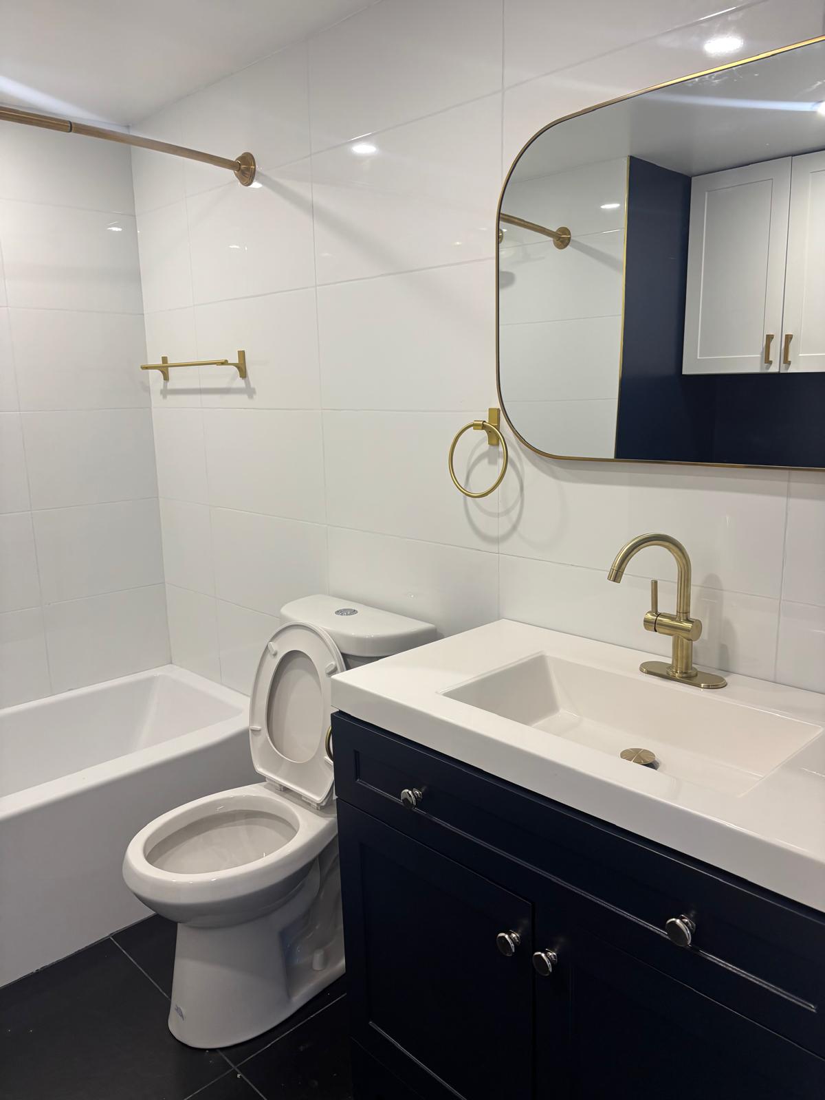 Salle de bain bleue élégante