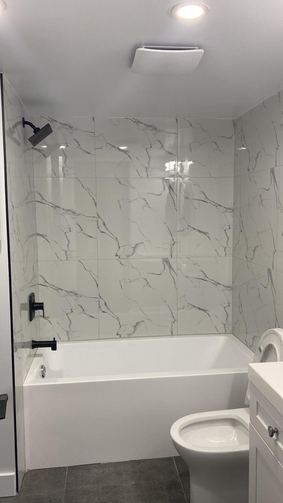 Salle de bain blanche et noire