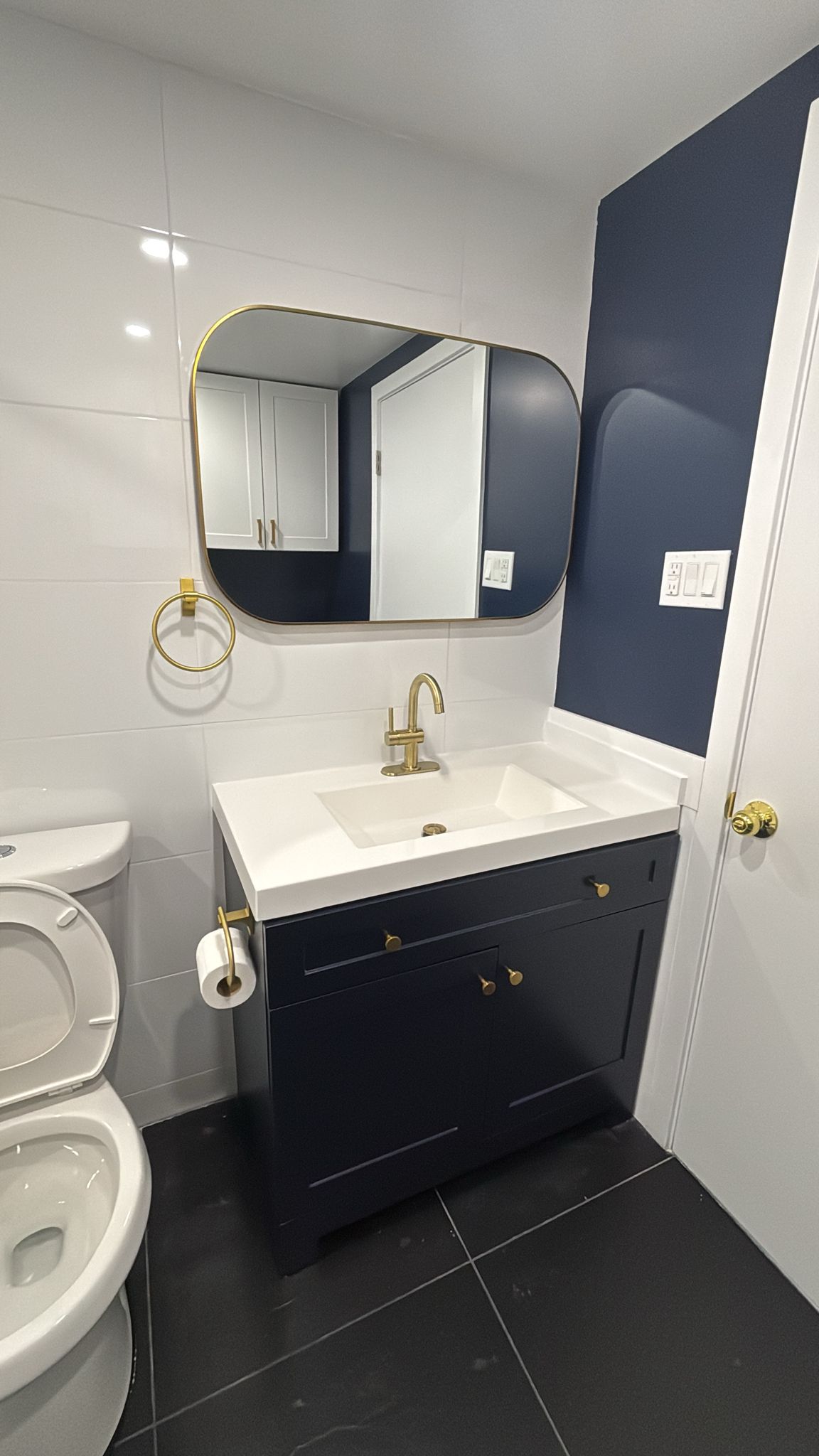 Toilette bleue moderne